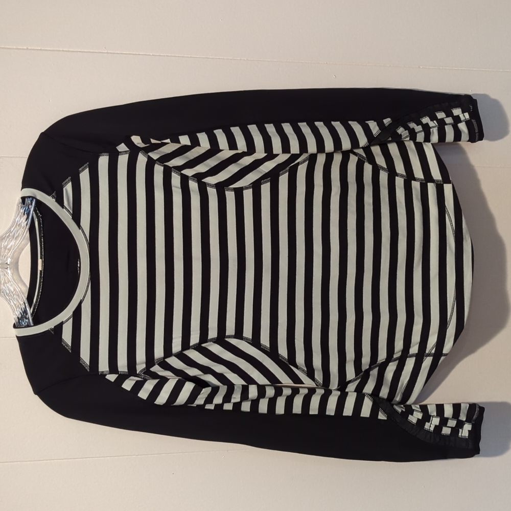 EUC Lululemon long sleeve shirt pocket in back M